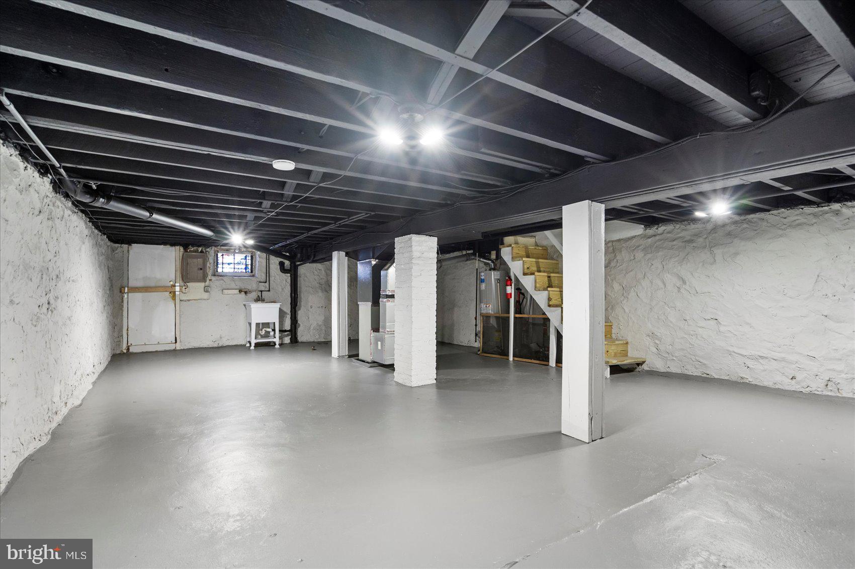 319 LYNDHURST STREET