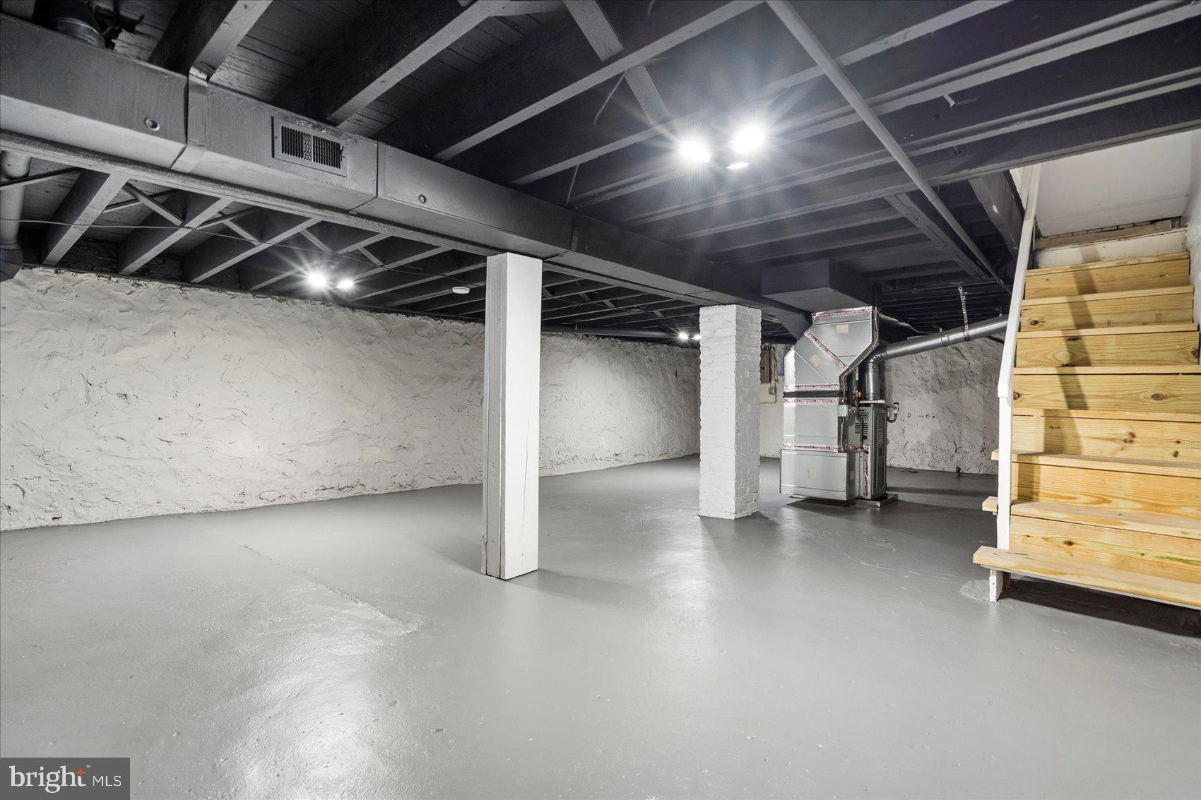 319 LYNDHURST STREET