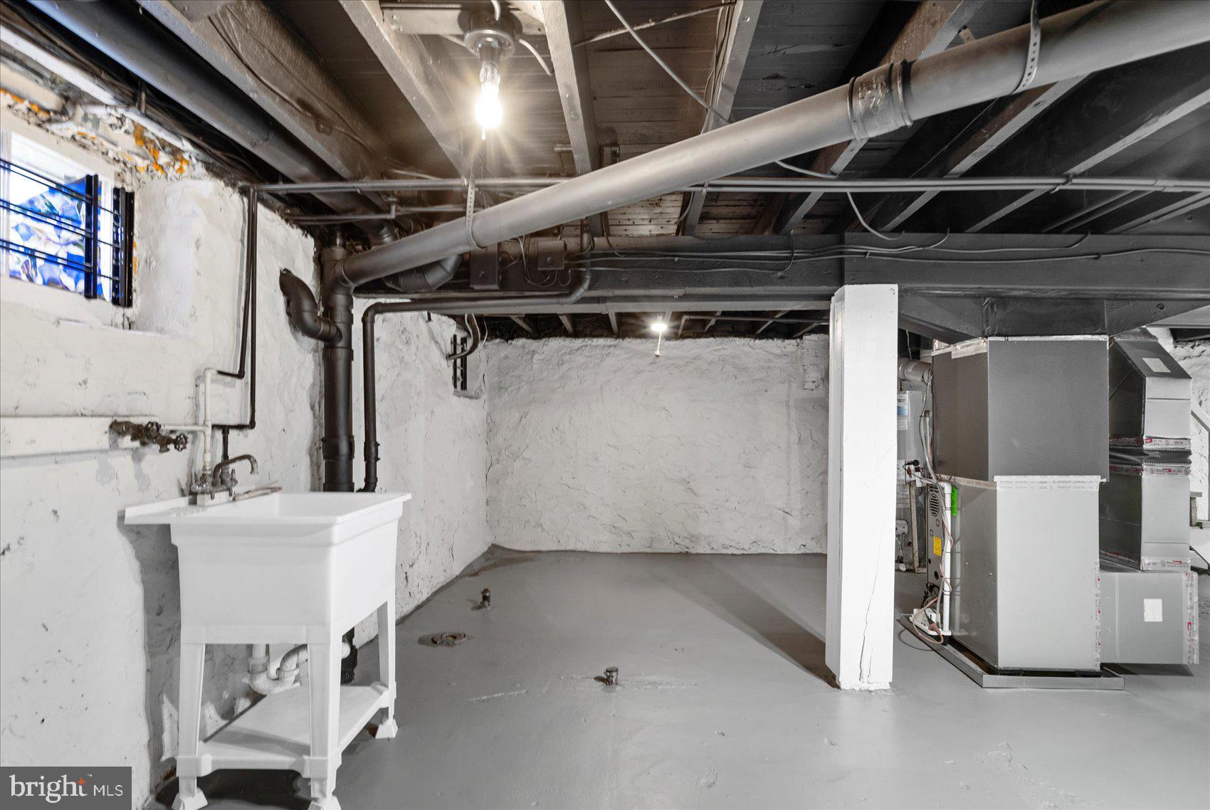 319 LYNDHURST STREET