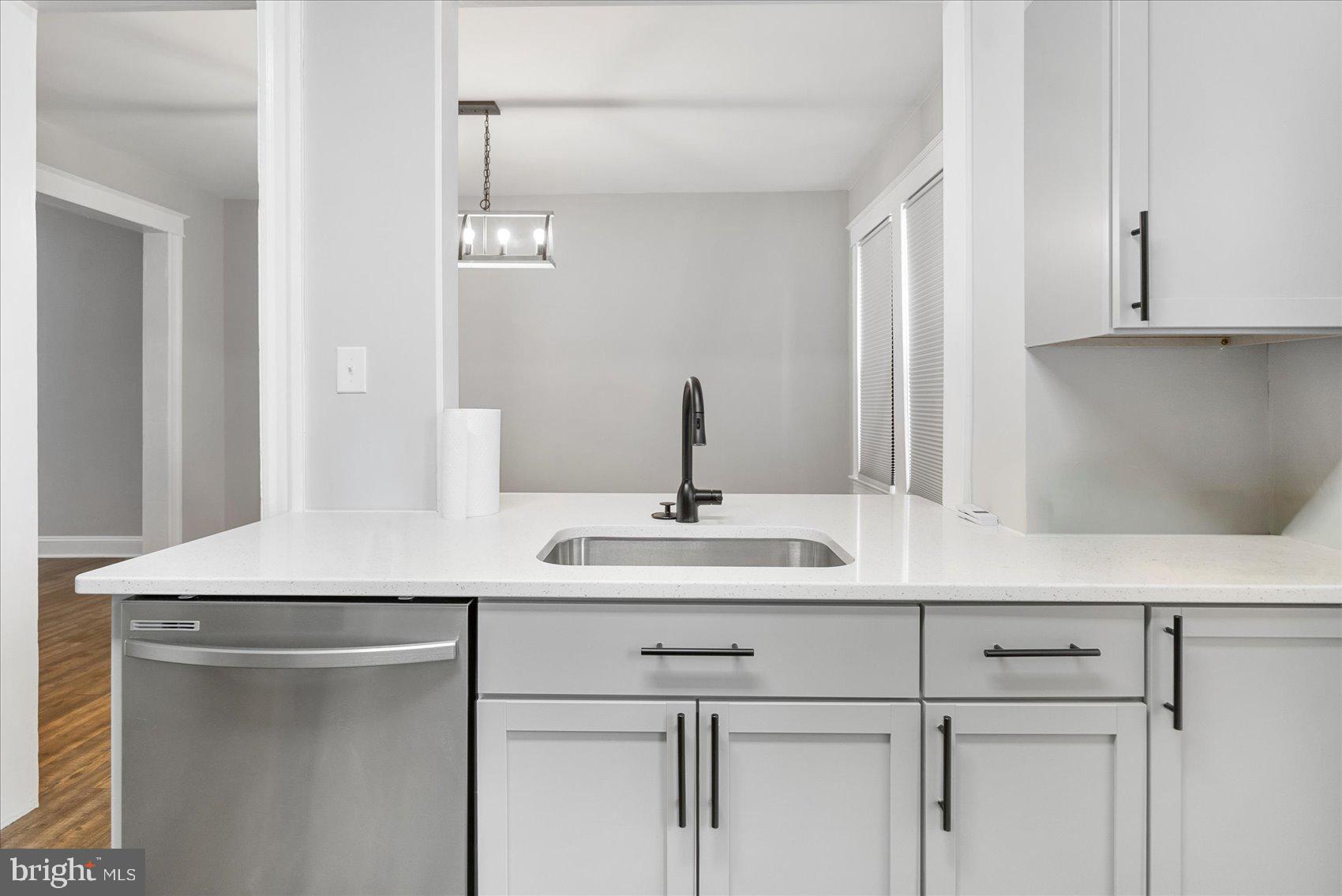 319 LYNDHURST STREET