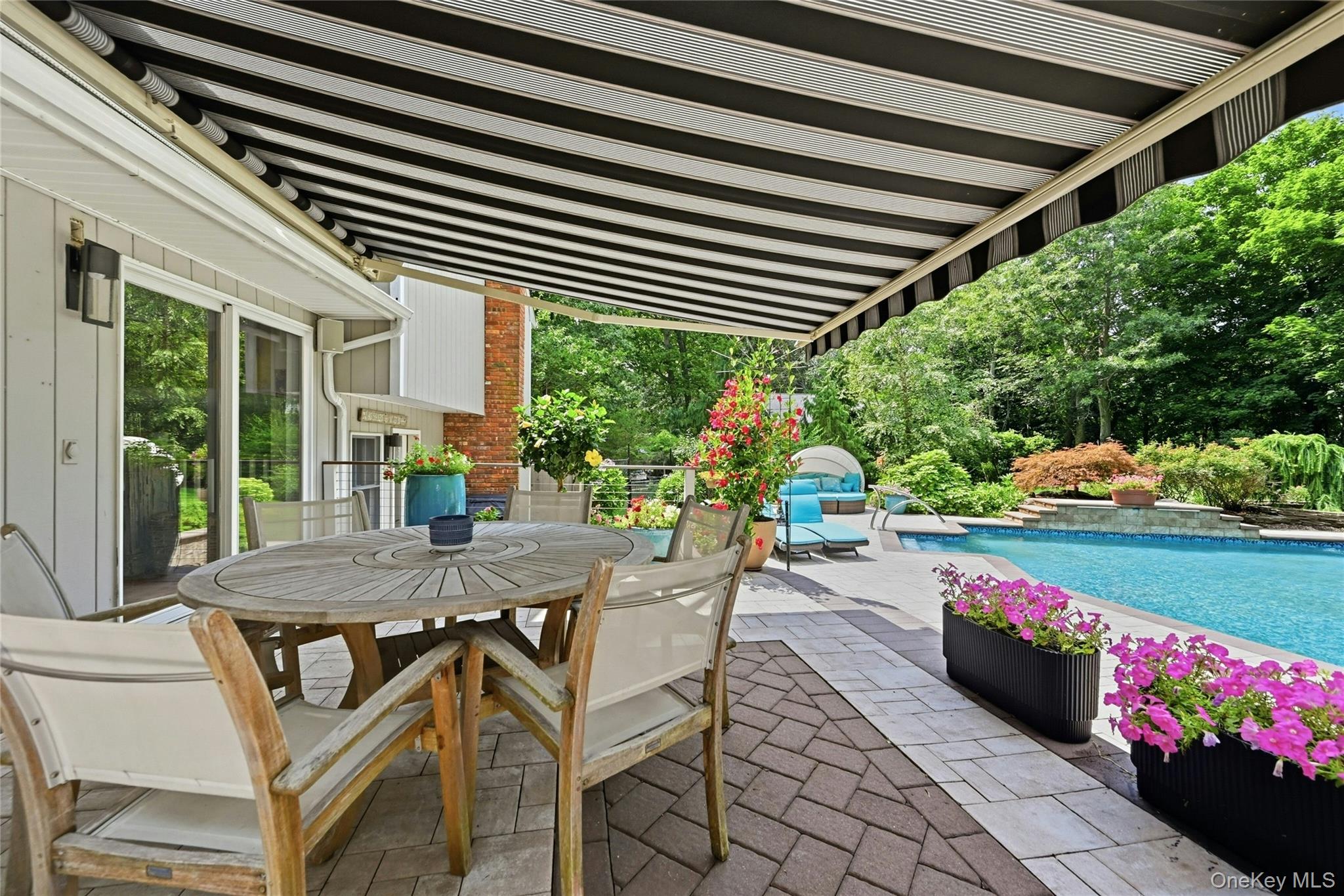 475 Alois Lane