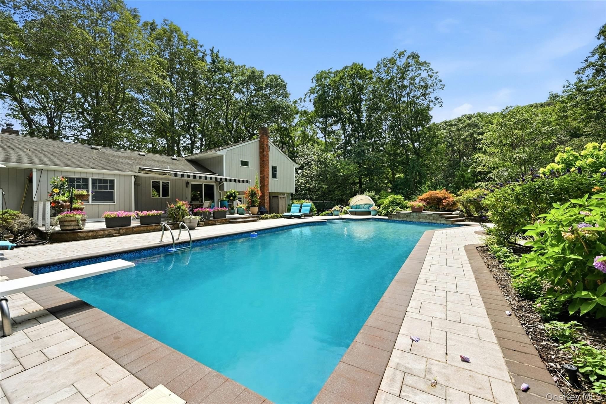 475 Alois Lane
