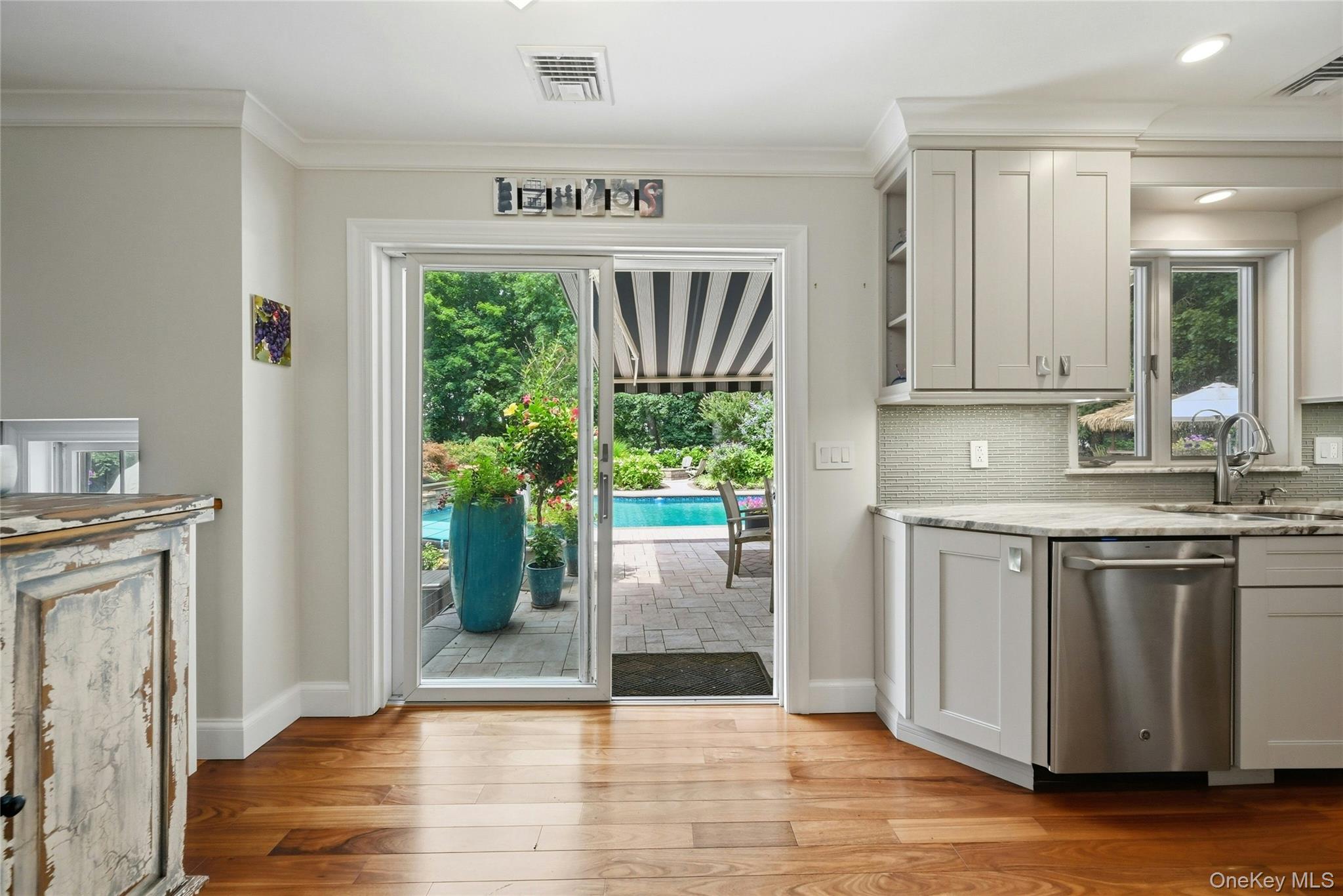 475 Alois Lane