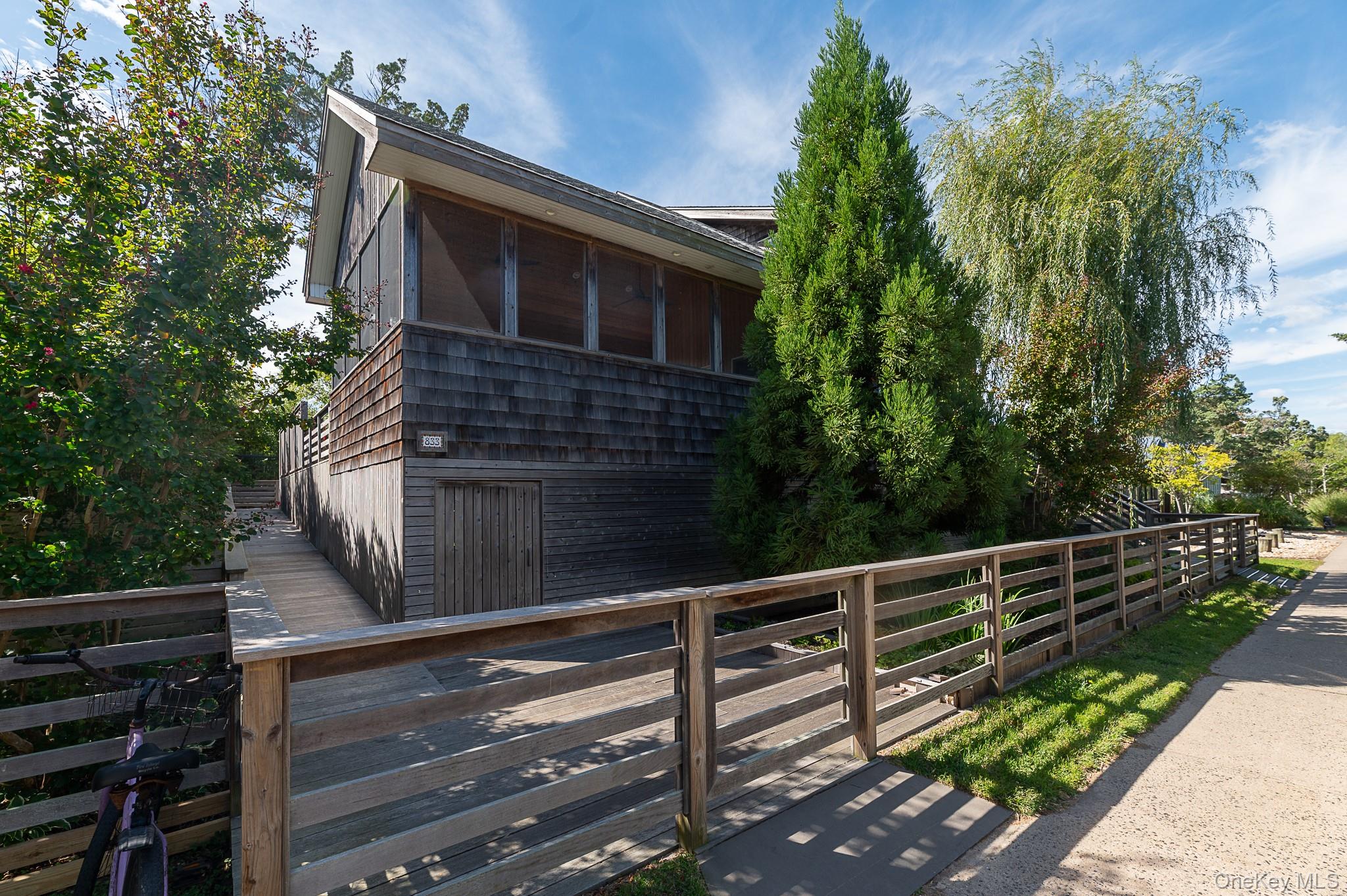 833 Evergreen Walk