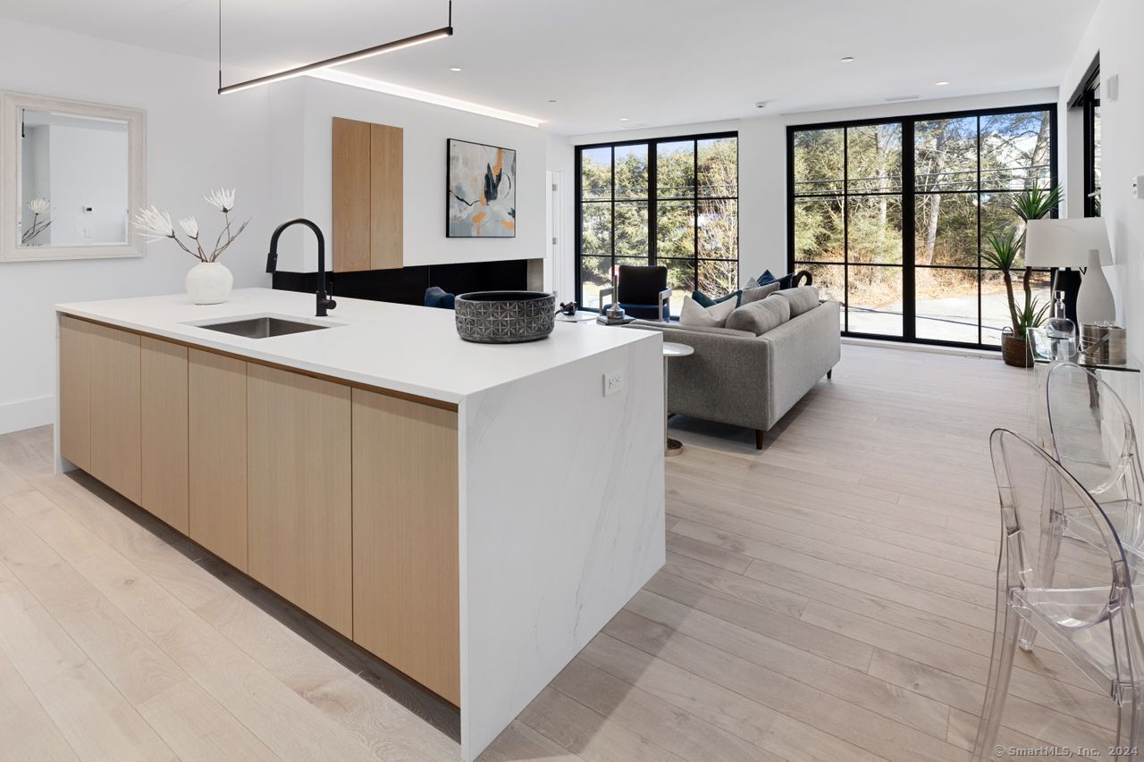 41 Richmondville Avenue 212