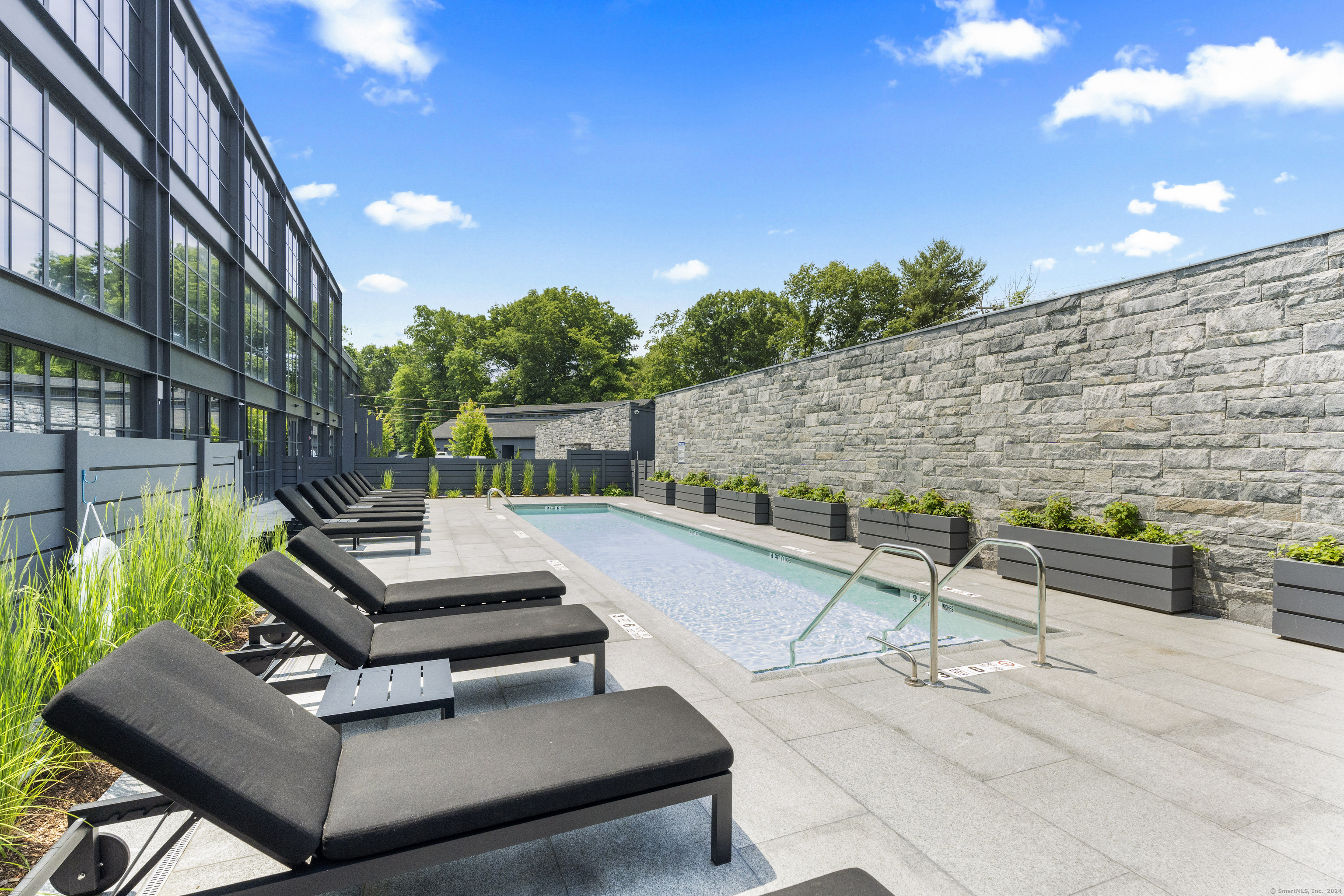 41 Richmondville Avenue 212