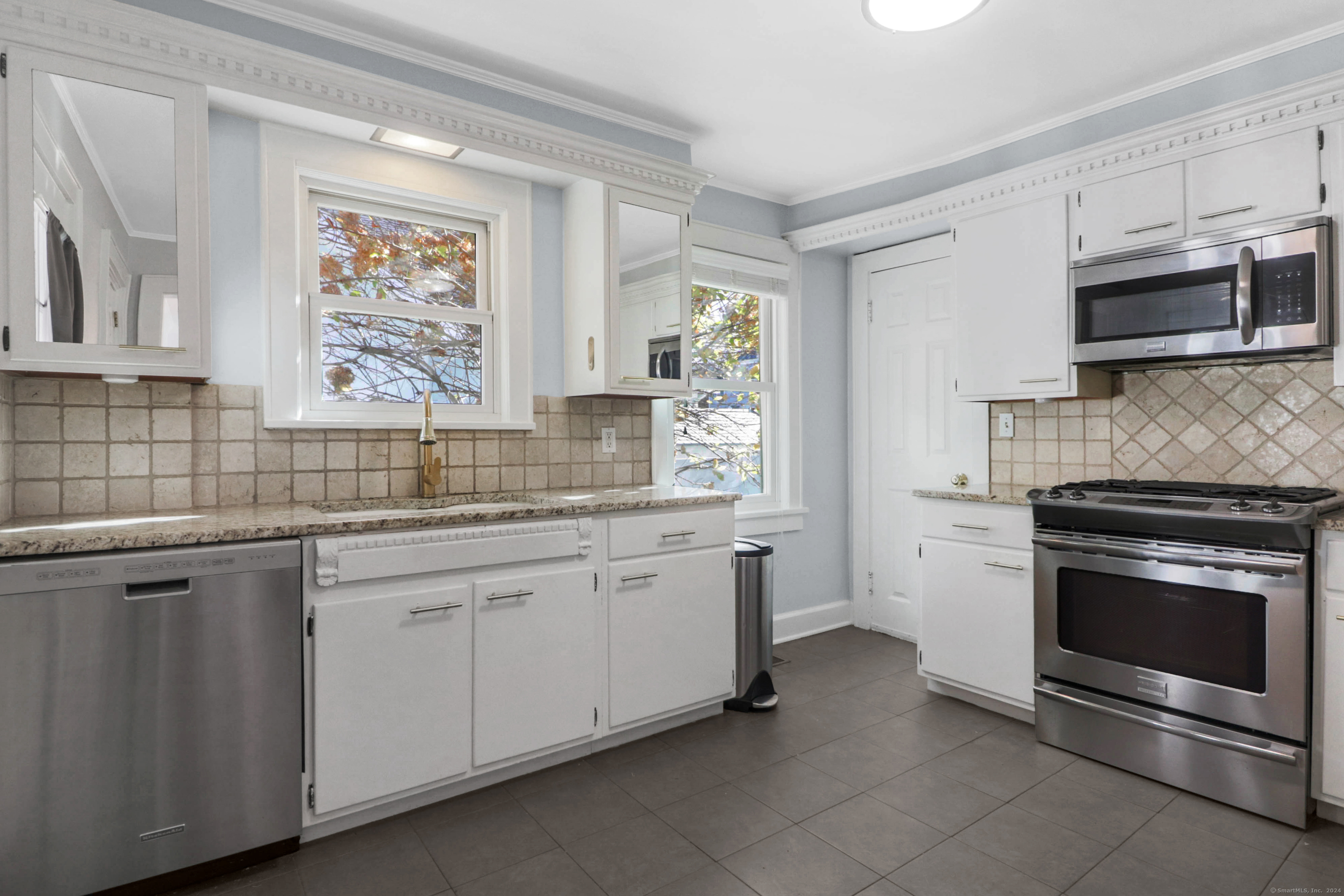 16 Douglas Avenue A