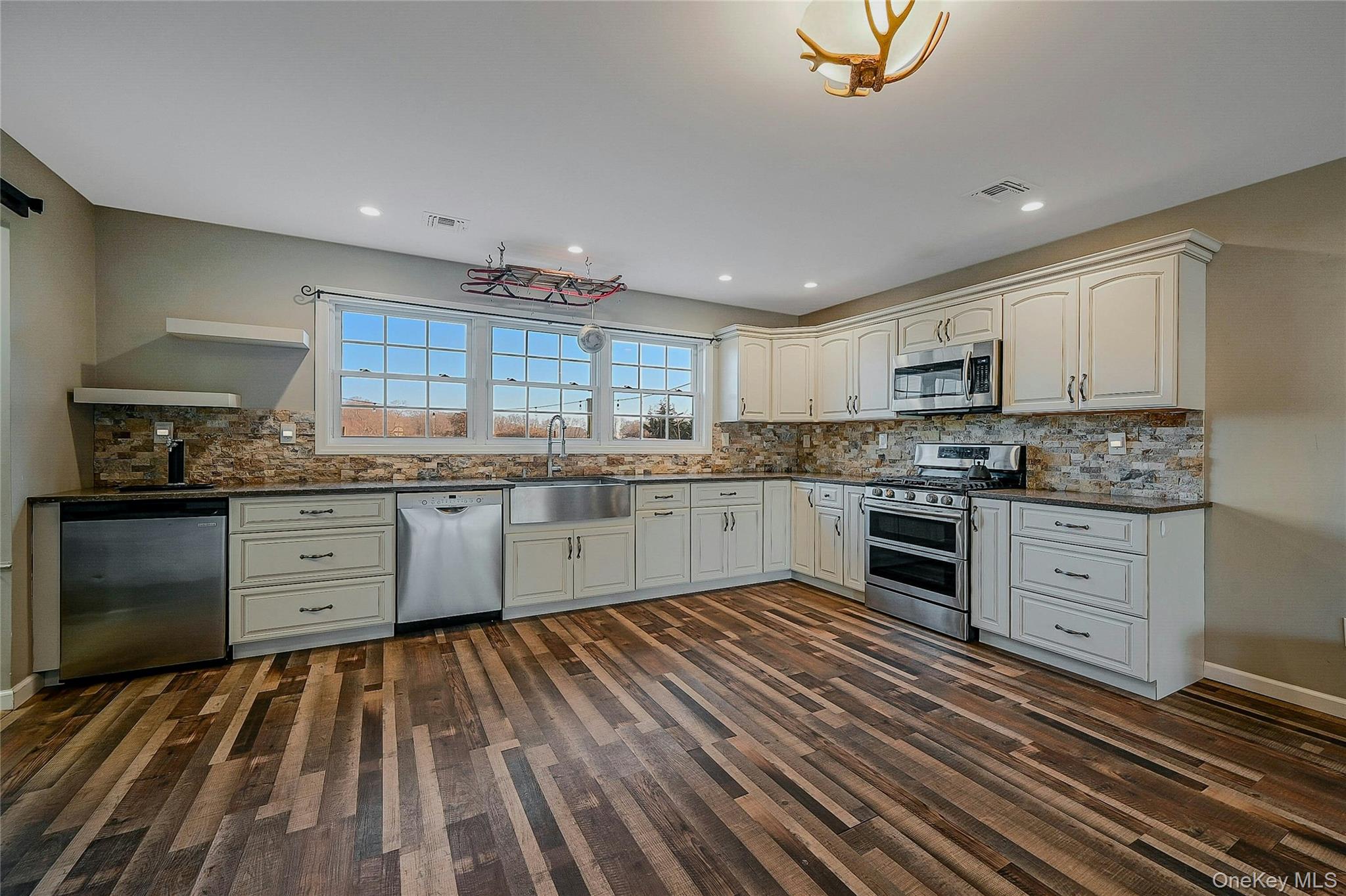 1727 Main Road