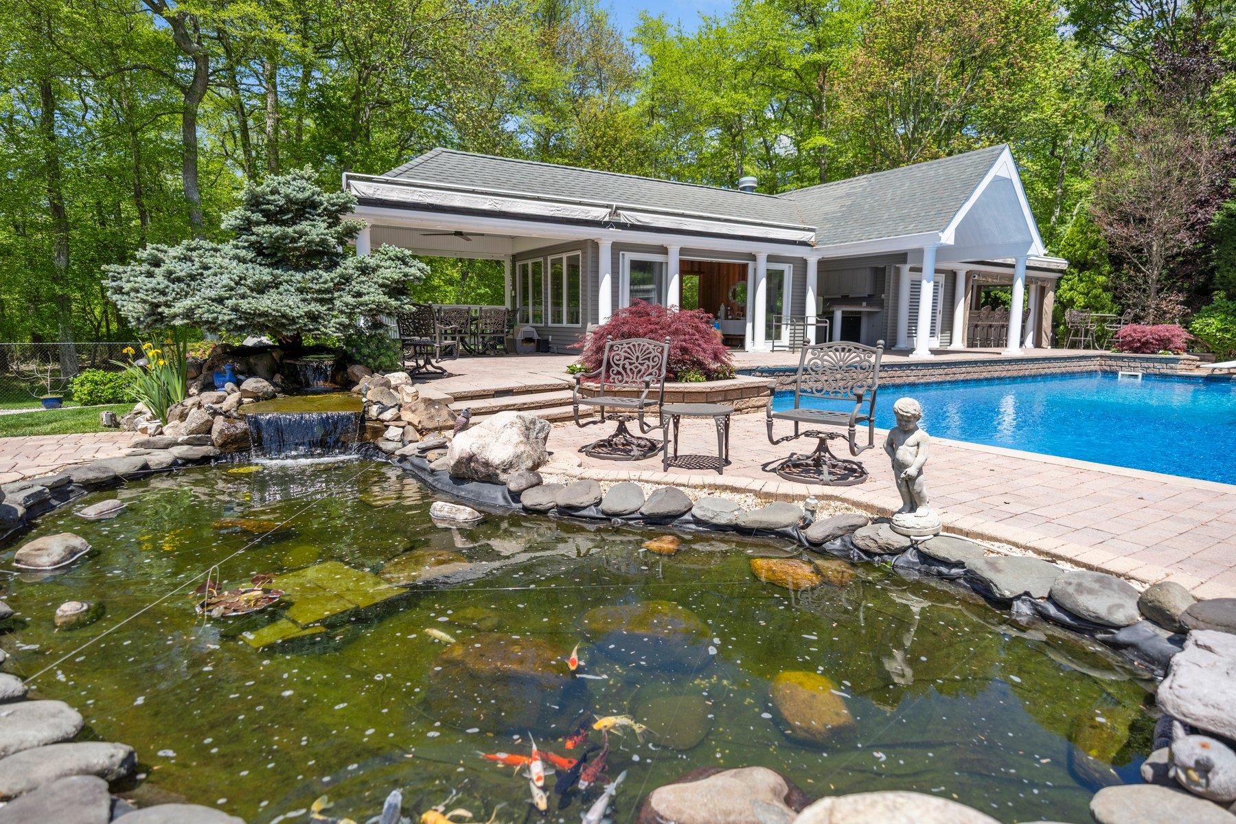 10 Crick Holly Lane