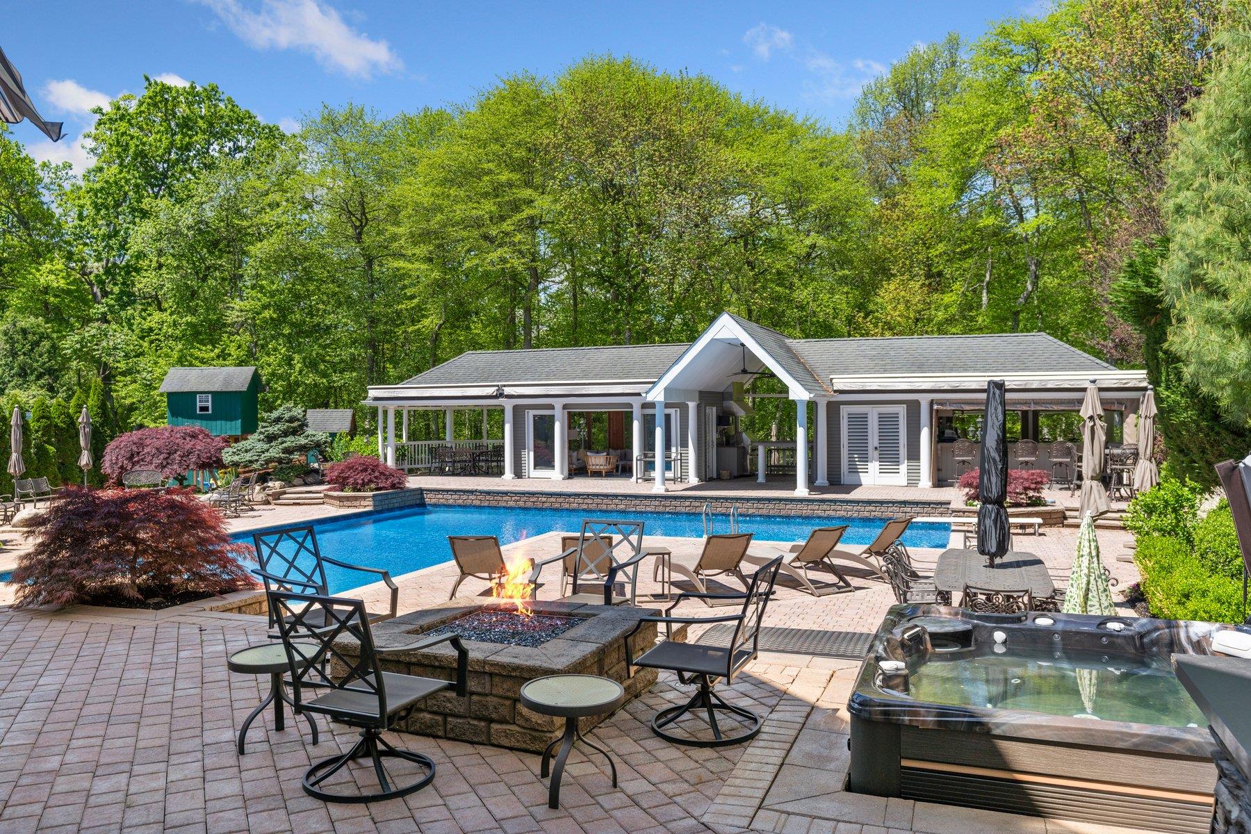 10 Crick Holly Lane