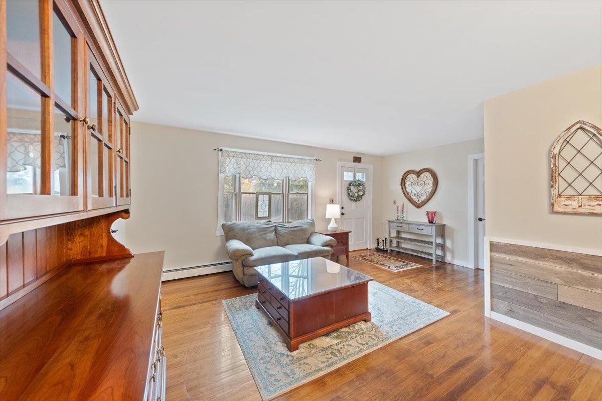 5 1/2 Oakwood Avenue