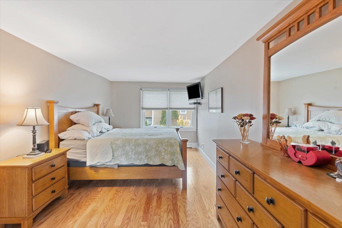 5 1/2 Oakwood Avenue