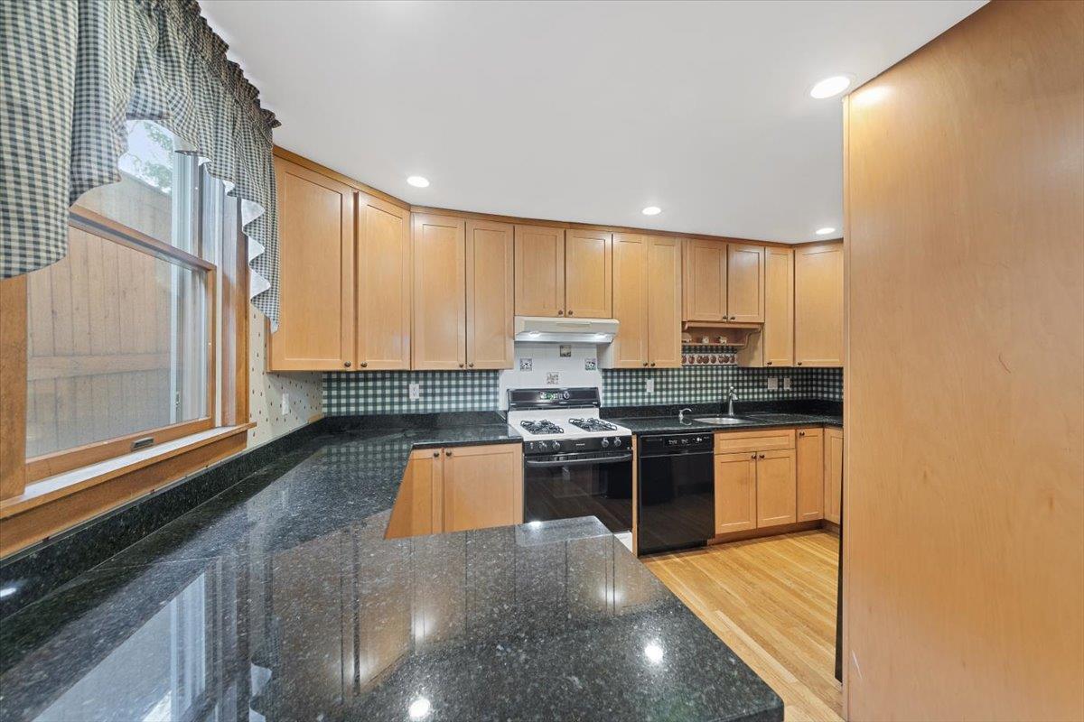 5 1/2 Oakwood Avenue
