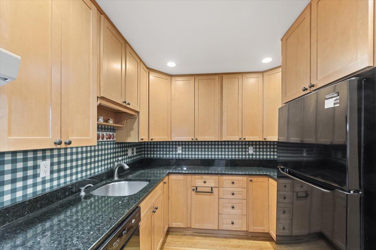 5 1/2 Oakwood Avenue