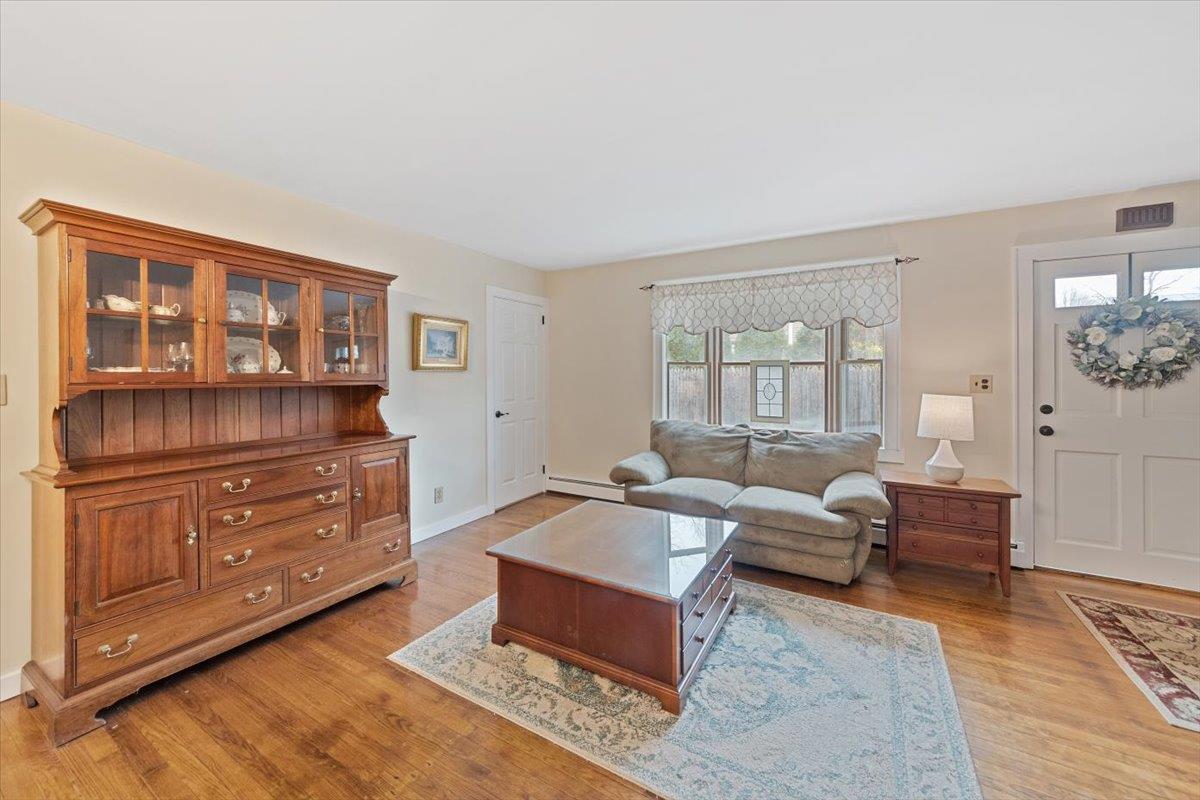 5 1/2 Oakwood Avenue