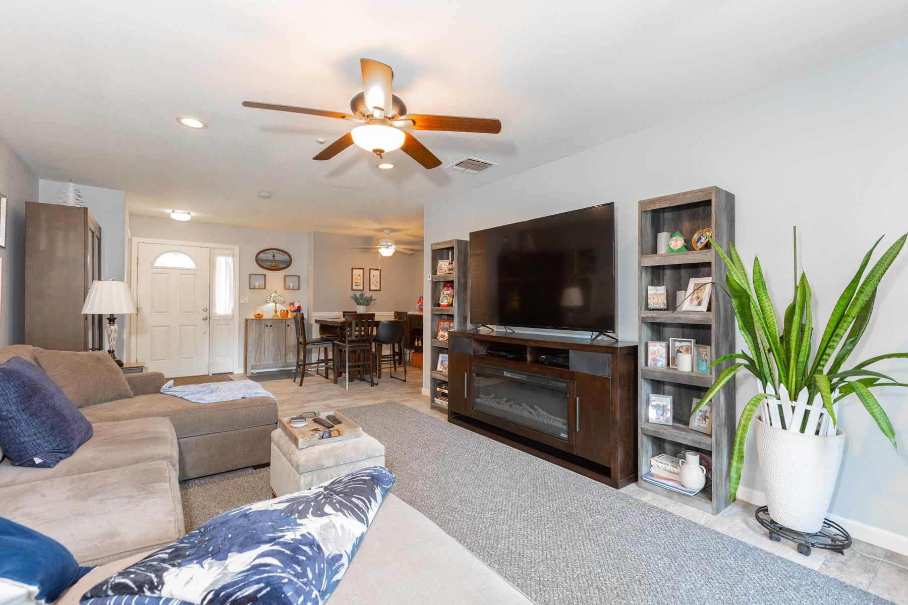 605 Cabot Court E Unit: 605