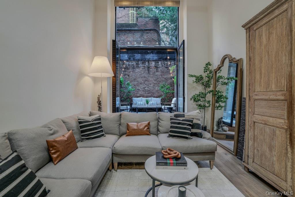 155 W 15th Street Unit: 1E