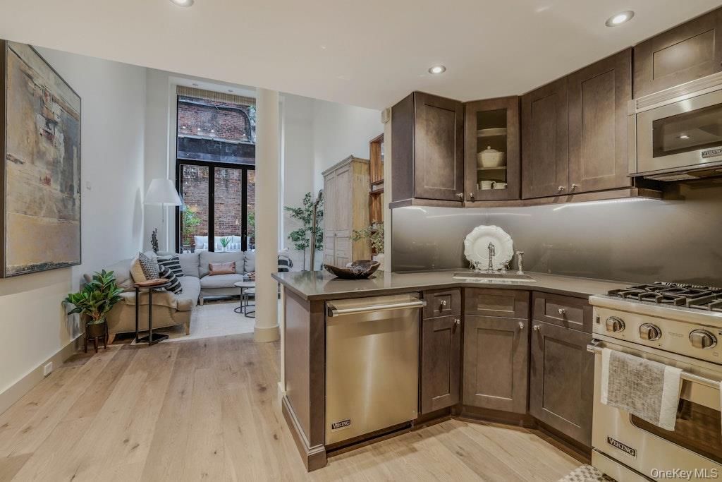 155 W 15th Street Unit: 1E