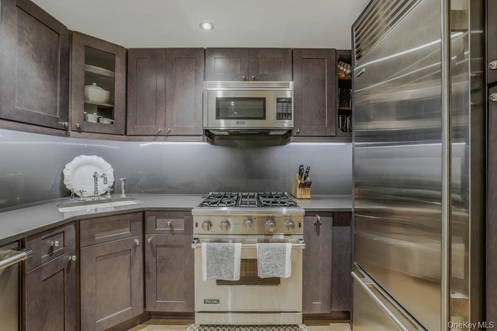 155 W 15th Street Unit: 1E
