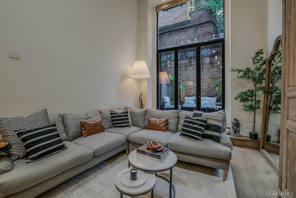 155 W 15th Street Unit: 1E