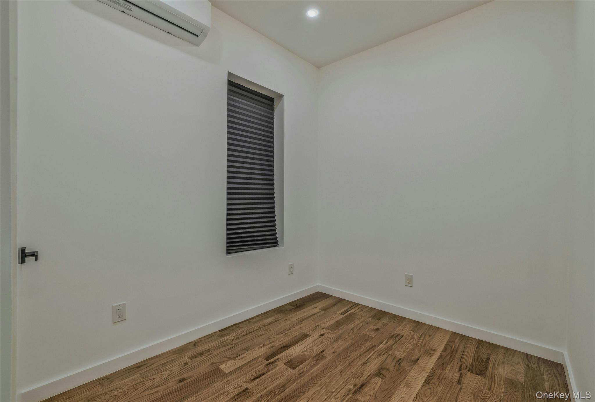 21 Essex Street Unit: 1st Floor