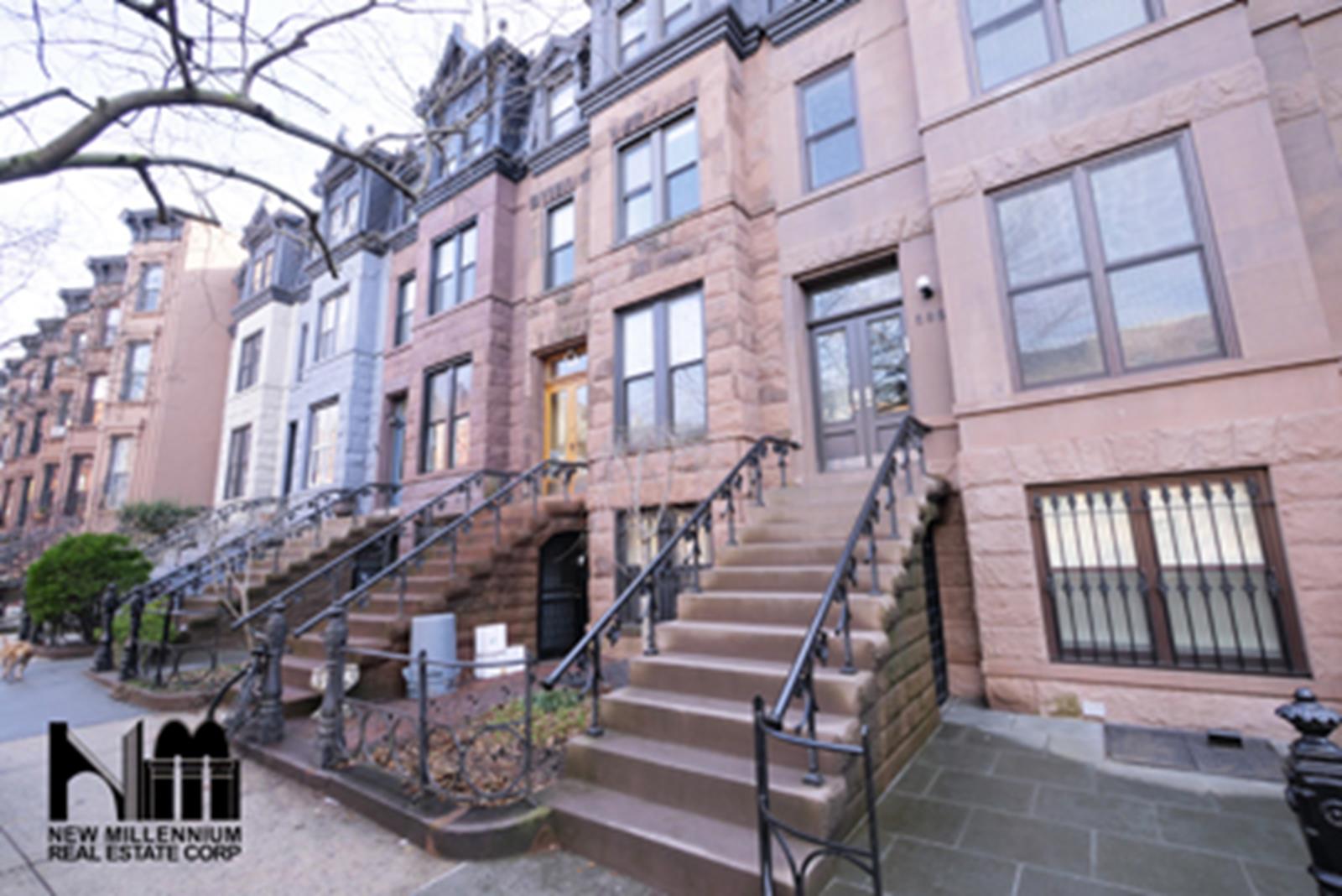 686 President Street 4