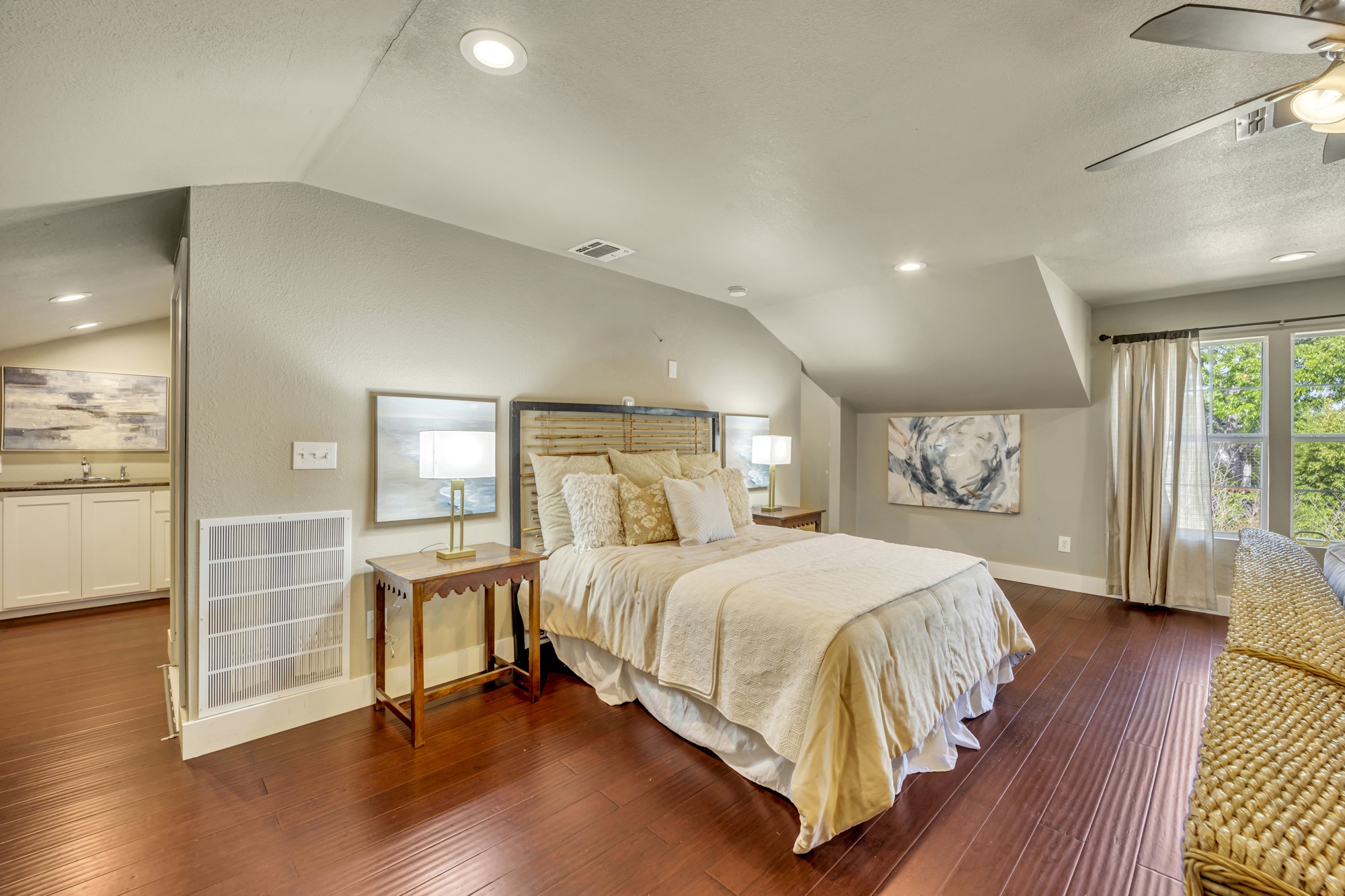 6227 Lakeshore Drive