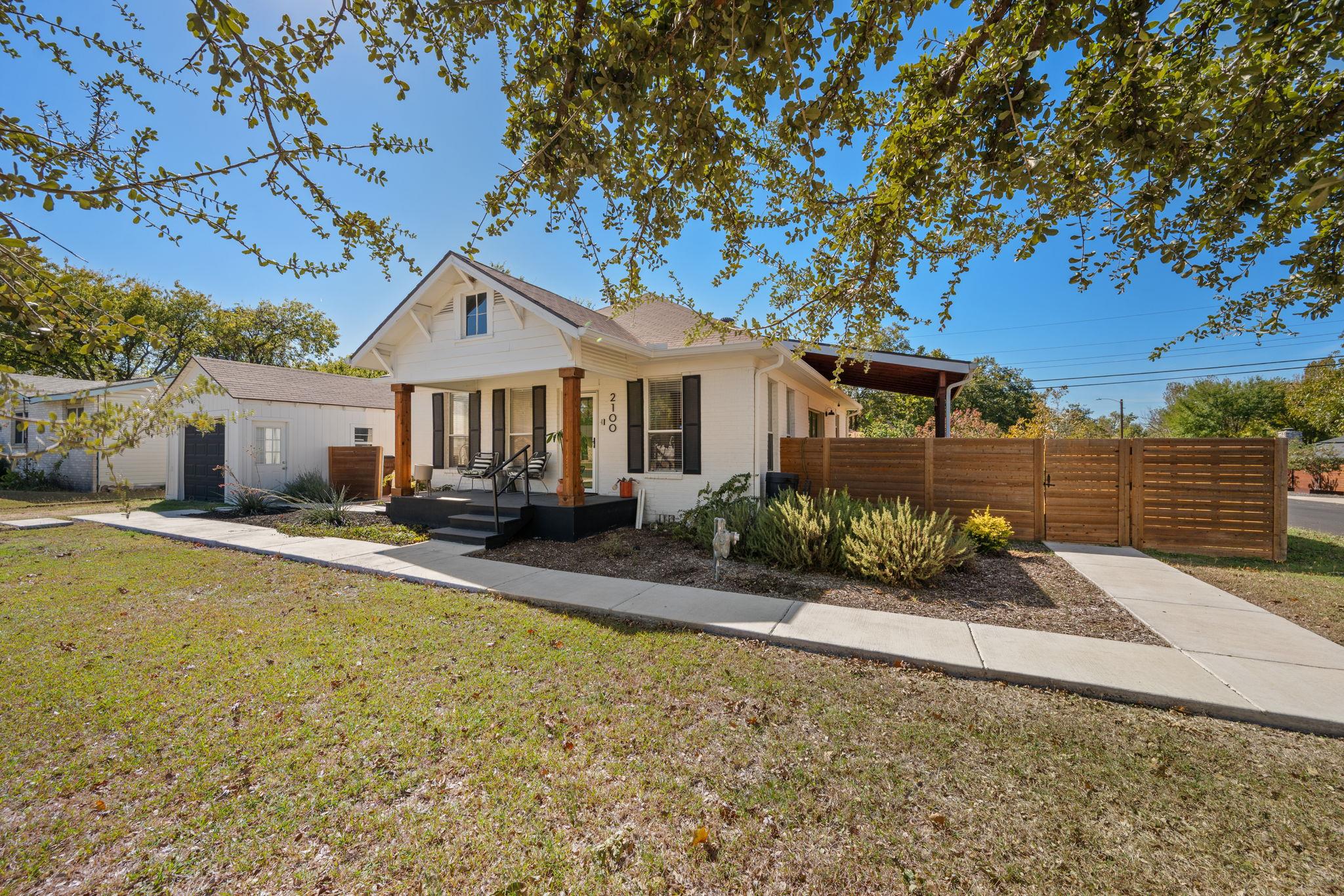 2100 Dixie LN