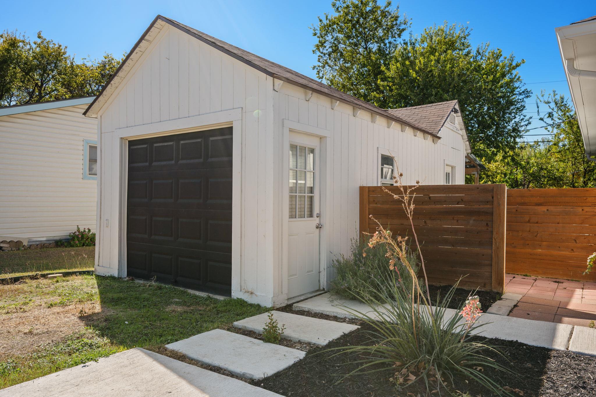 2100 Dixie LN