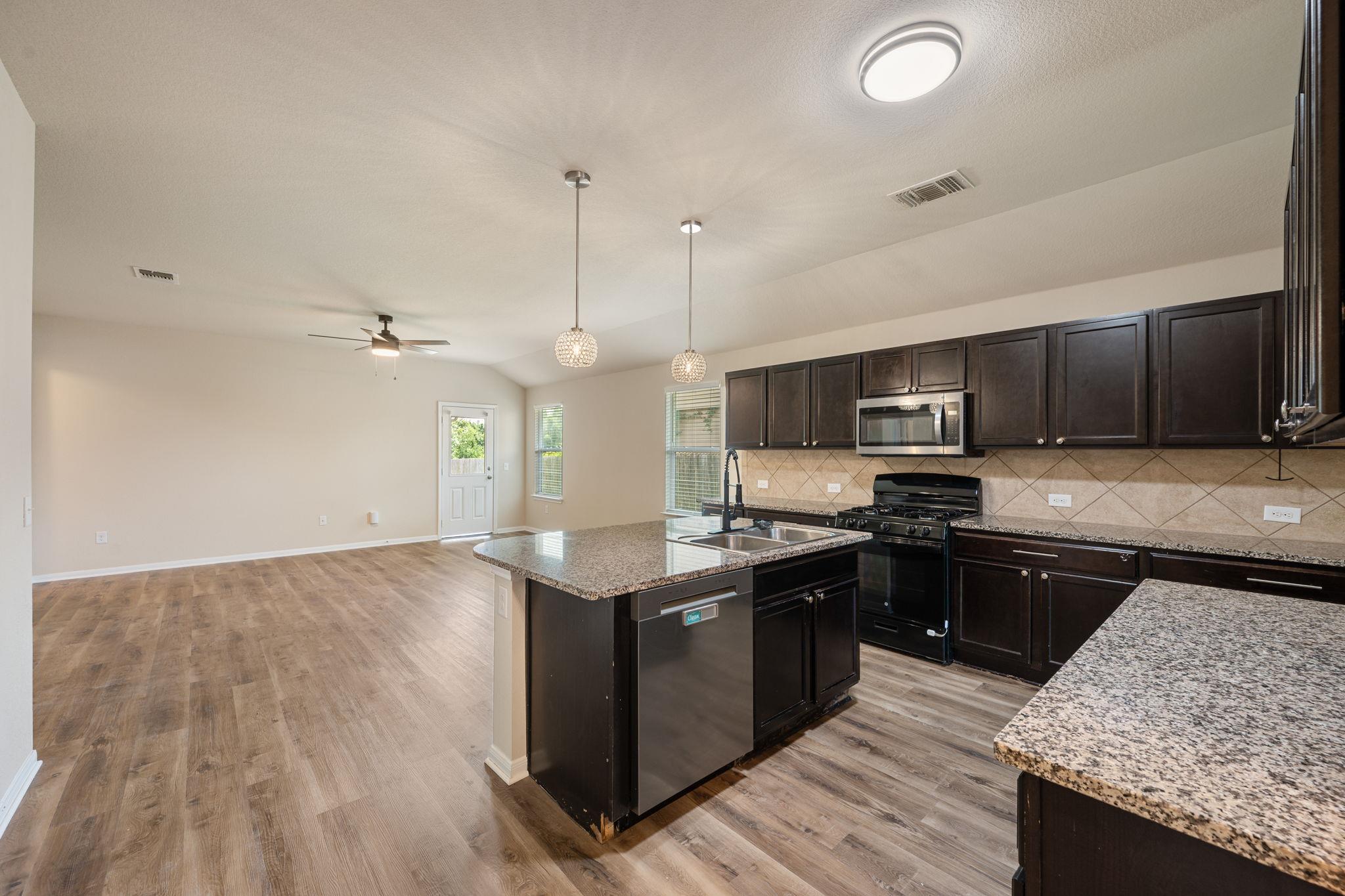 533 Luna Vista DR