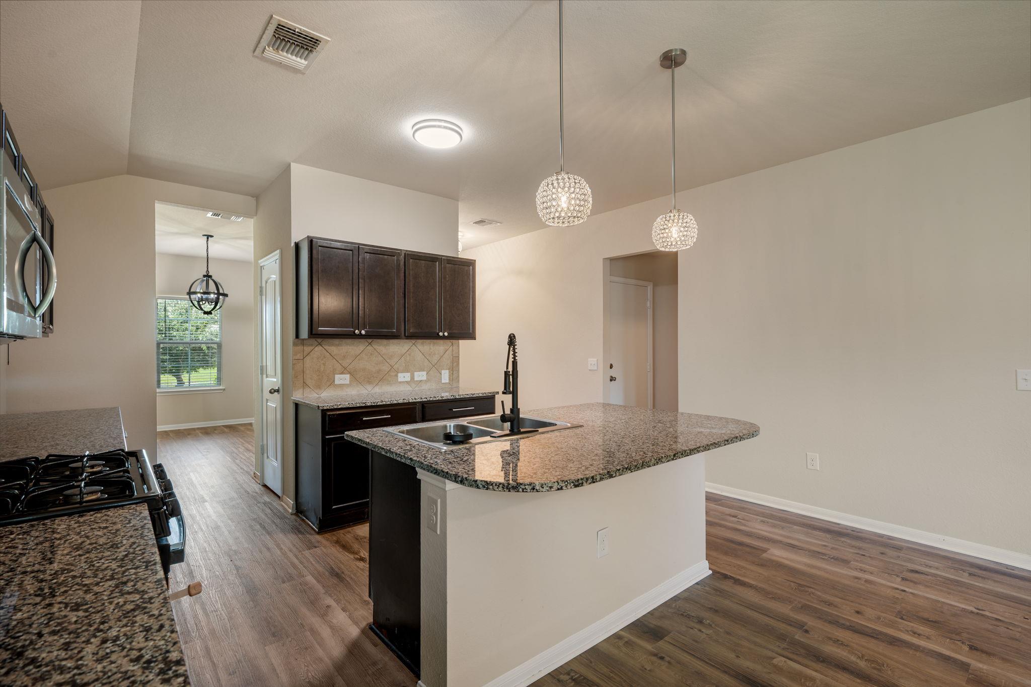 533 Luna Vista DR