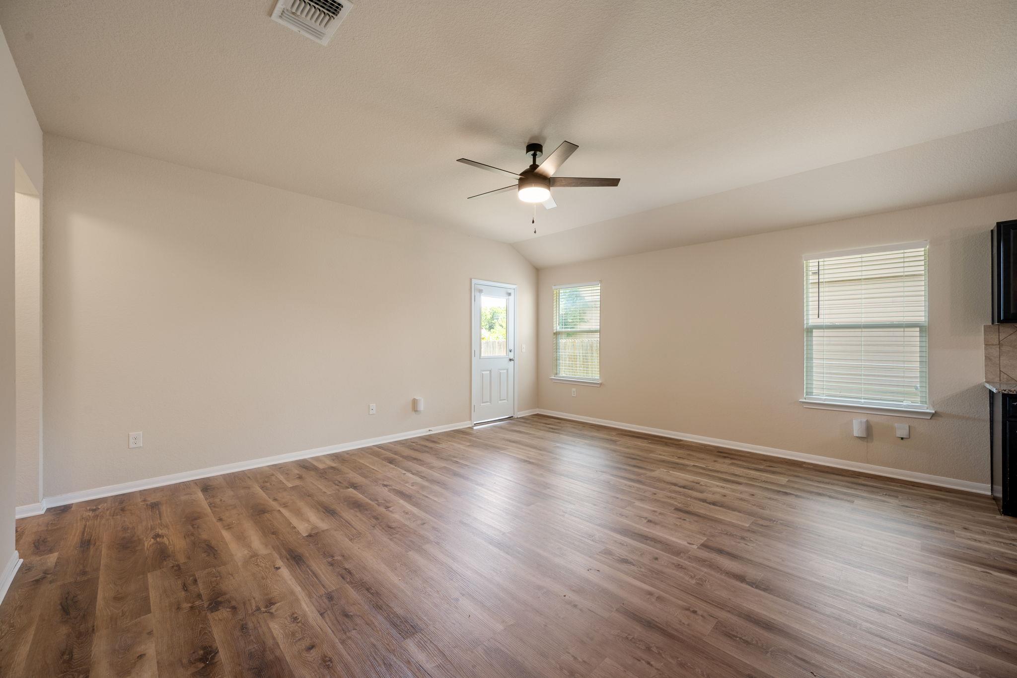 533 Luna Vista DR