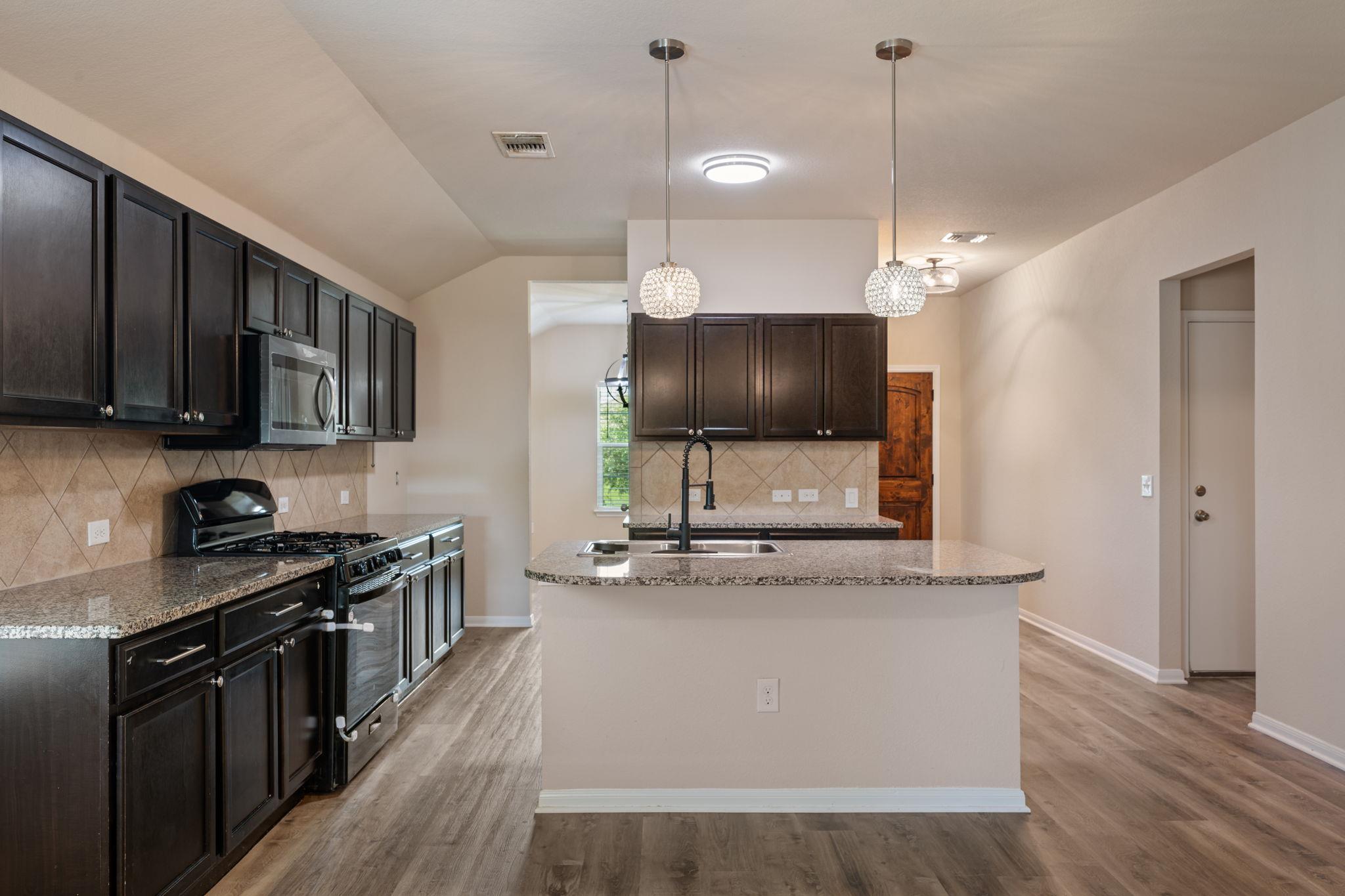 533 Luna Vista DR