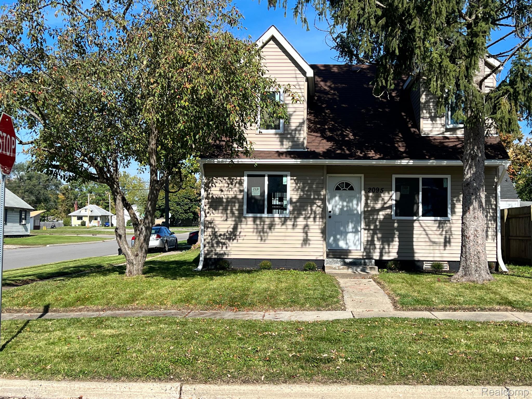 2095 E WHITTEMORE Avenue