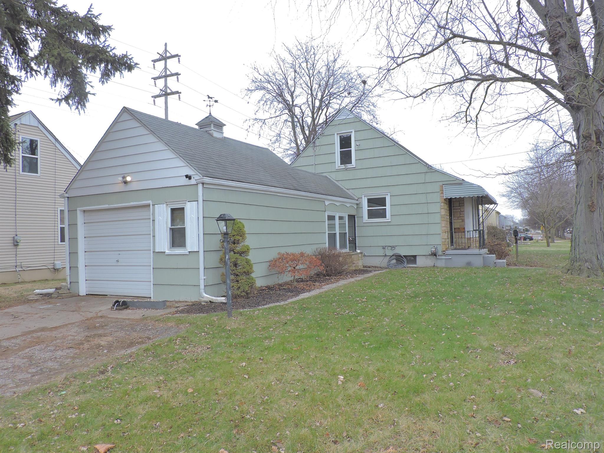 701 MACDONALD Avenue