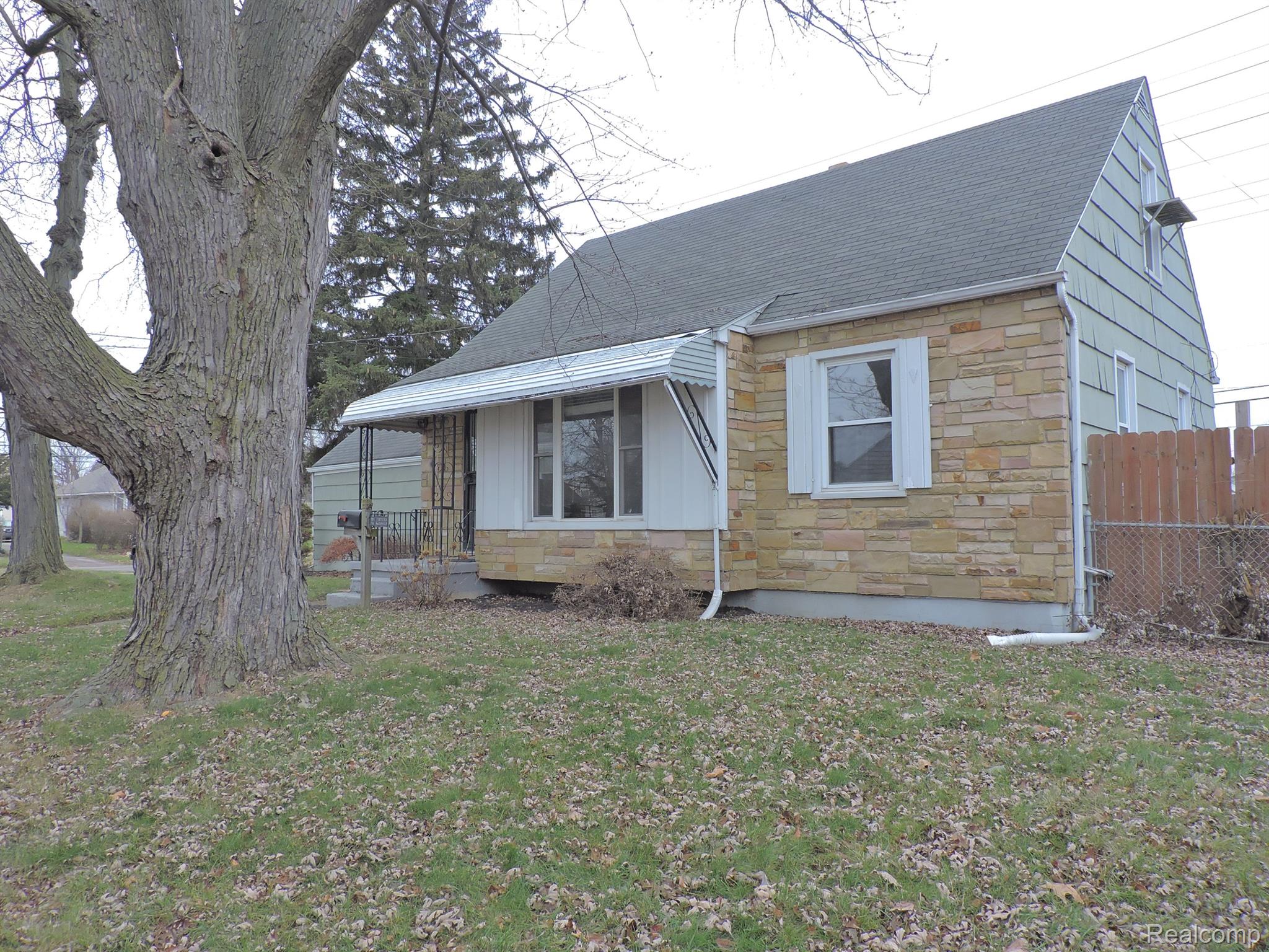 701 MACDONALD Avenue
