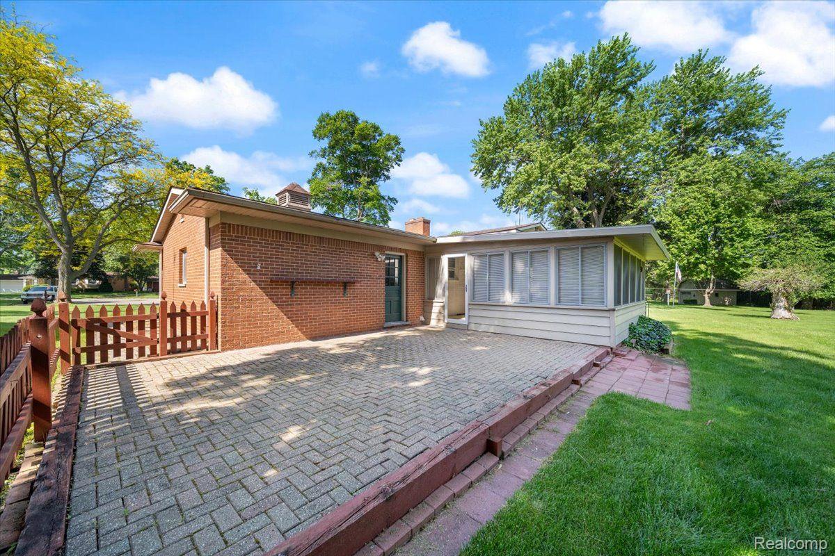 2058 KINGSWOOD Drive