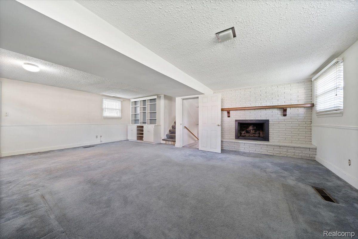 2058 KINGSWOOD Drive
