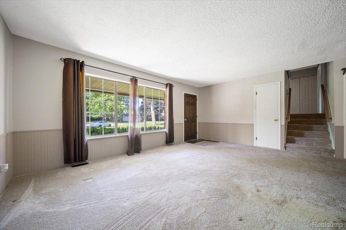 2058 KINGSWOOD Drive