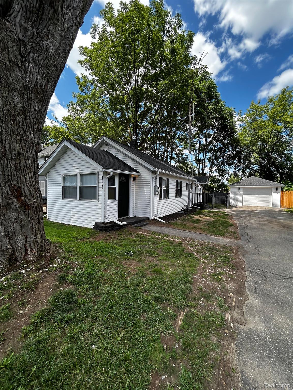 1060 W SCOTTWOOD Avenue