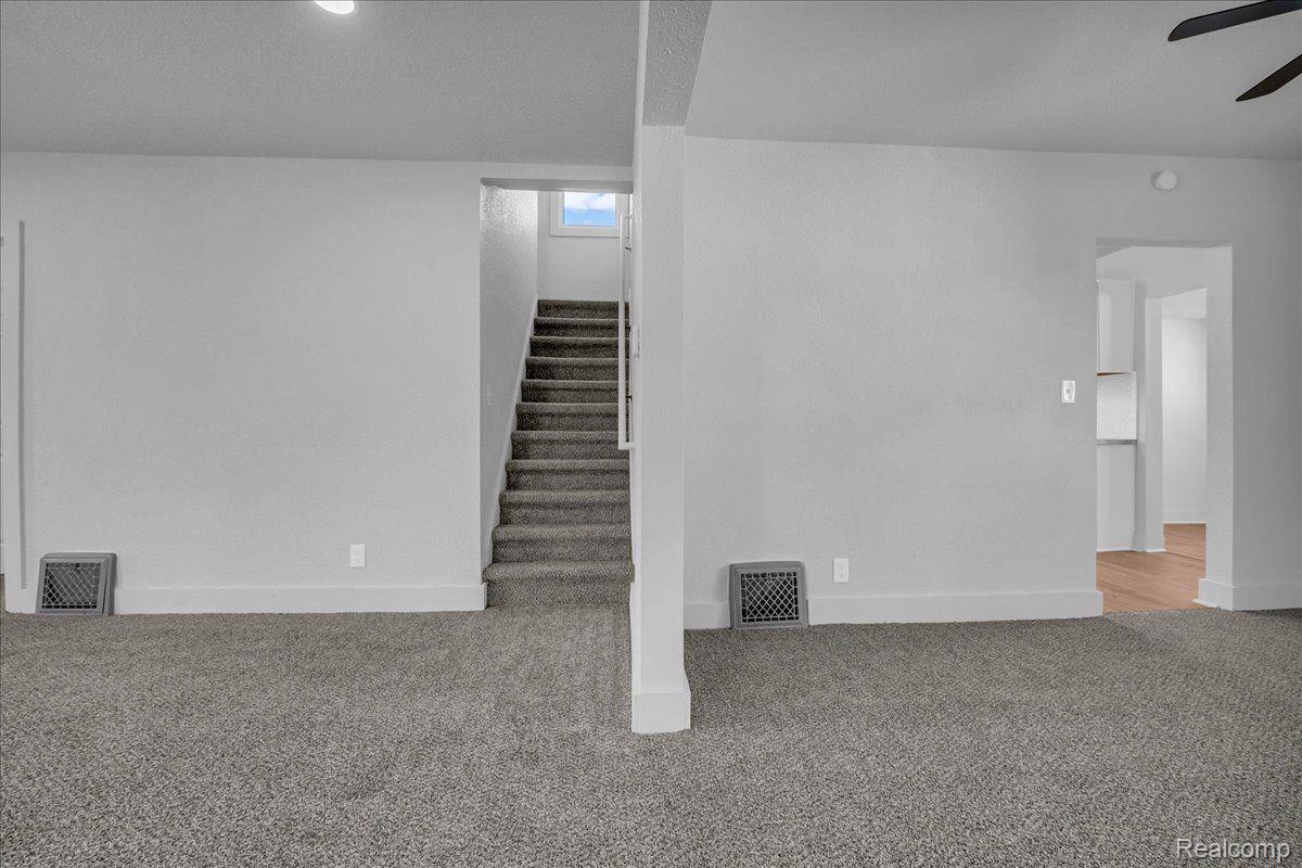 2061 E WHITTEMORE Avenue