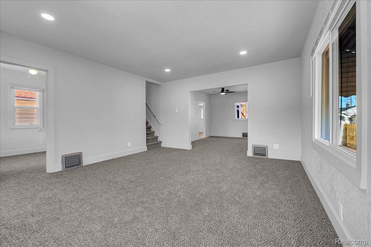 2061 E WHITTEMORE Avenue
