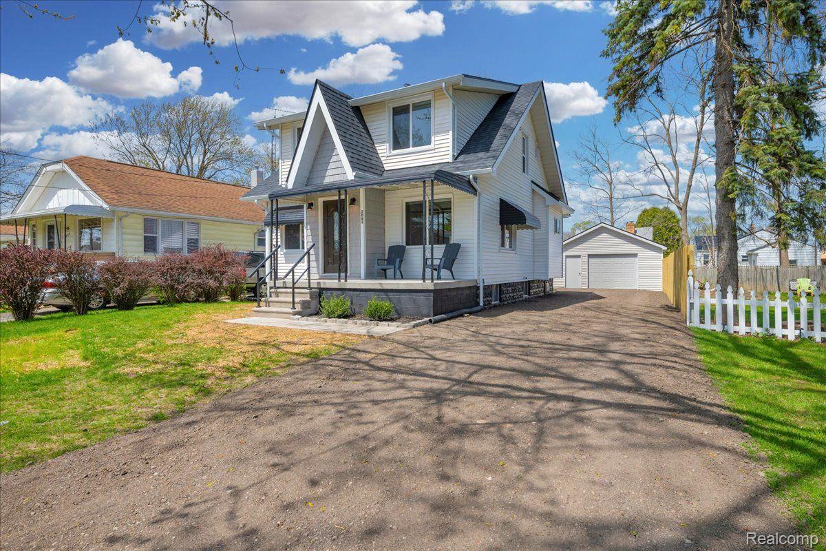 2061 E WHITTEMORE Avenue