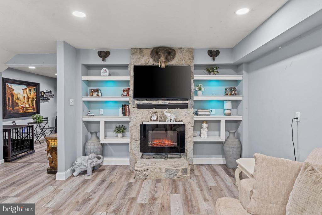 904 BLAKE DRIVE