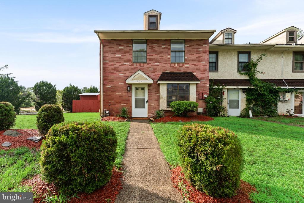904 BLAKE DRIVE