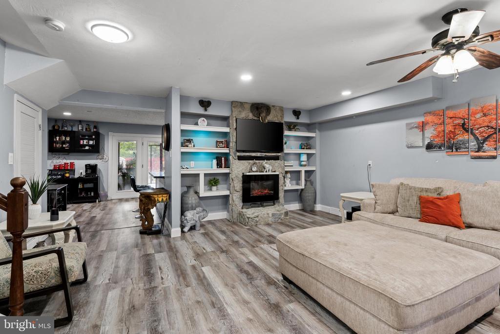 904 BLAKE DRIVE