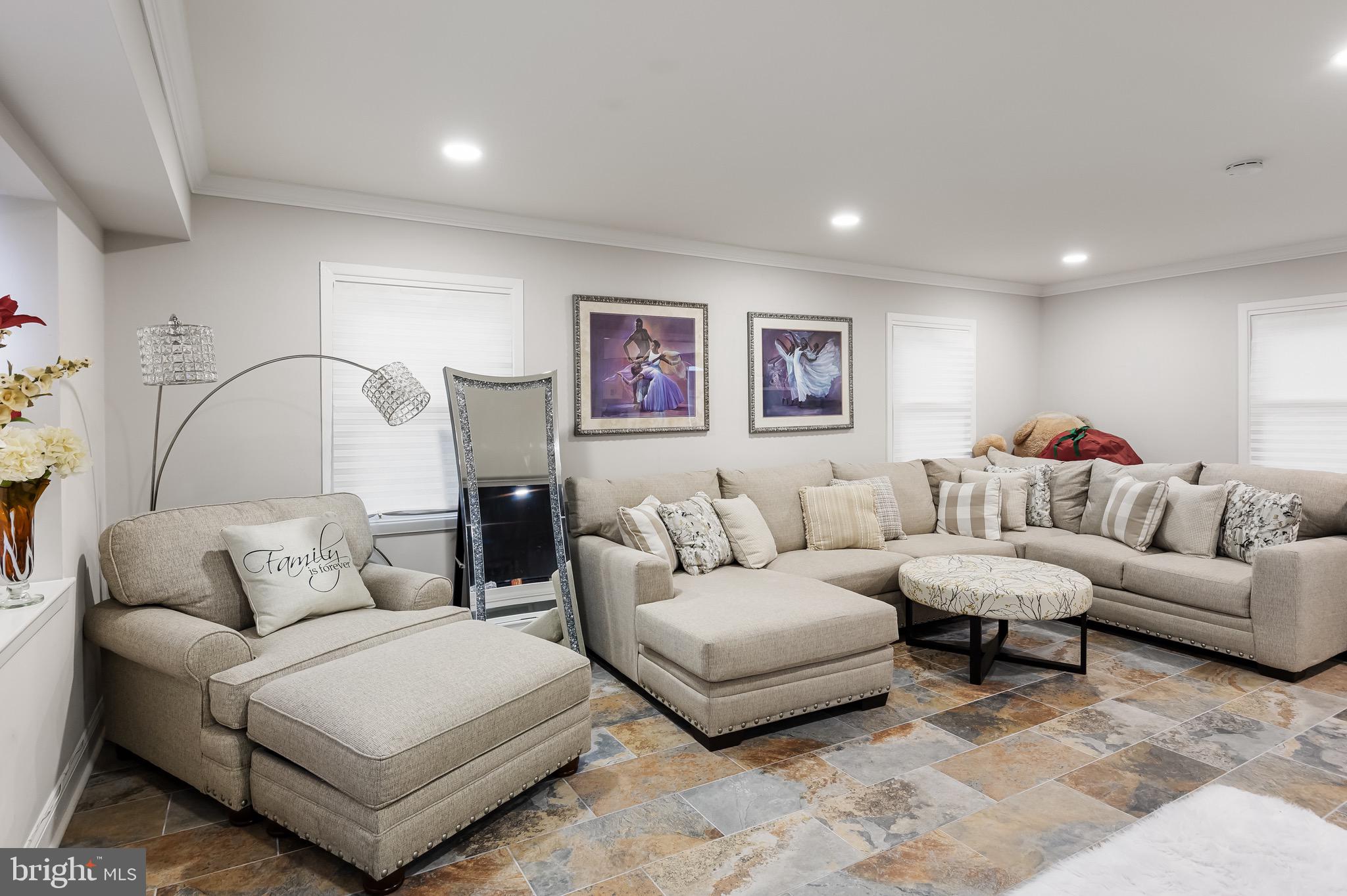 24 Minstrel Ln