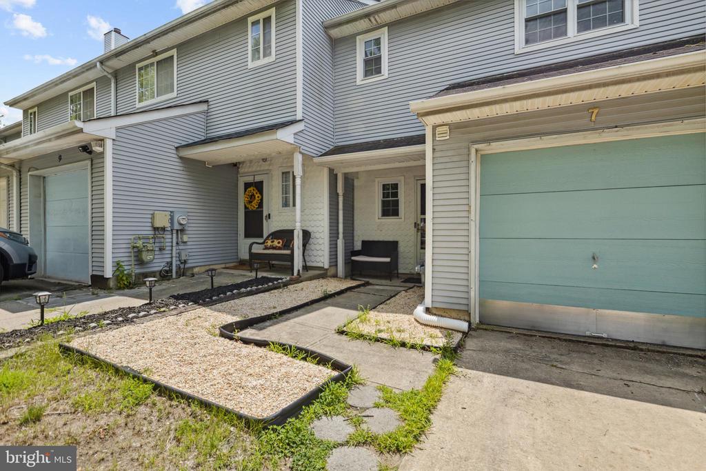 7 REGENCY DRIVE