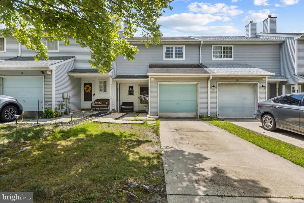 7 REGENCY DRIVE