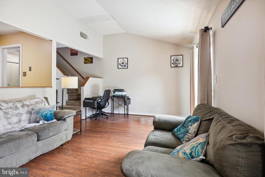7 REGENCY DRIVE